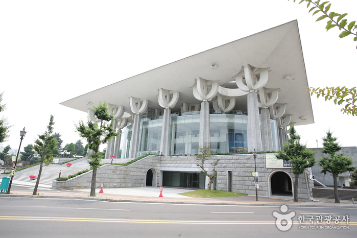 慶尚南道文化藝術會館(경상남도문화예술회관)