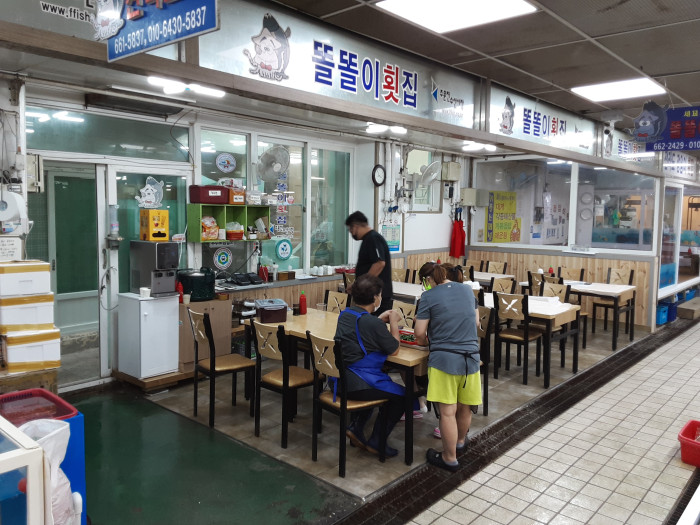 Sin Ttolttori Hoetjip(신똘똘이횟집) Sin Ttolttori Hoetjip(신똘똘이횟집)