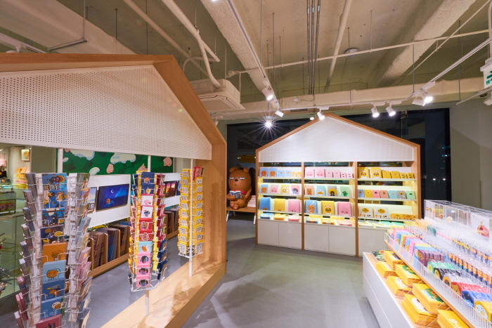Kakao Friends Hongdae Flagship Store (카카오프렌즈 홍대 플래그십 스토어)
