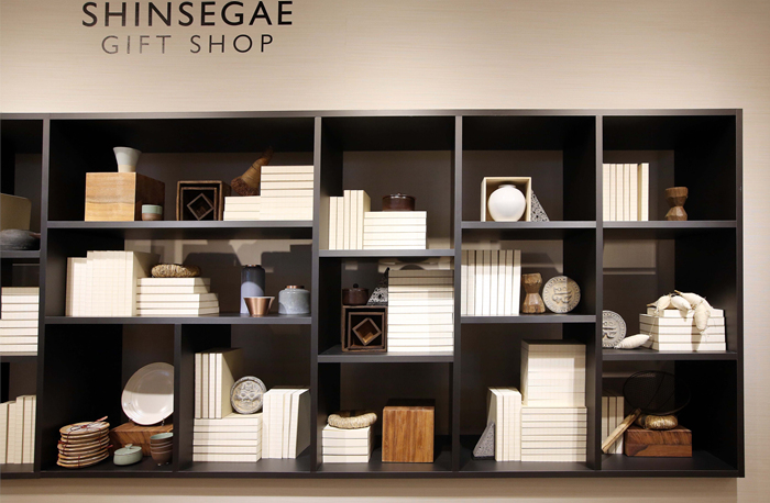 Shinsegae Duty Free Shop - Myeong-dong Branch Handicraft Store (신세계면세점 명동점 수공예품 매장)
