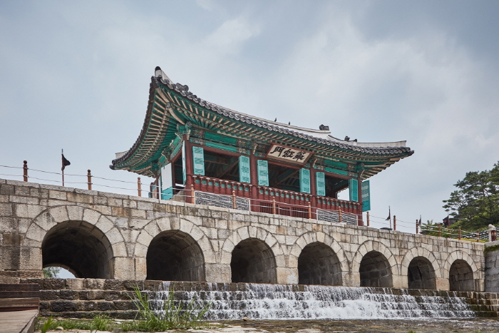 Hwahongmun Gate (화홍문)