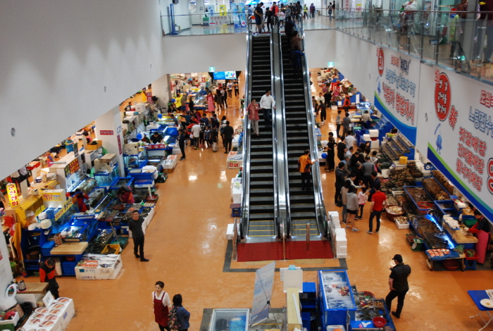 Noryangjin Fisheries Wholesale Market (노량진수산물도매시장)