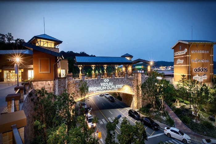 Shinsegae Simon Yeoju Premium Outlets (신세계사이먼 여주 프리미엄 아울렛)