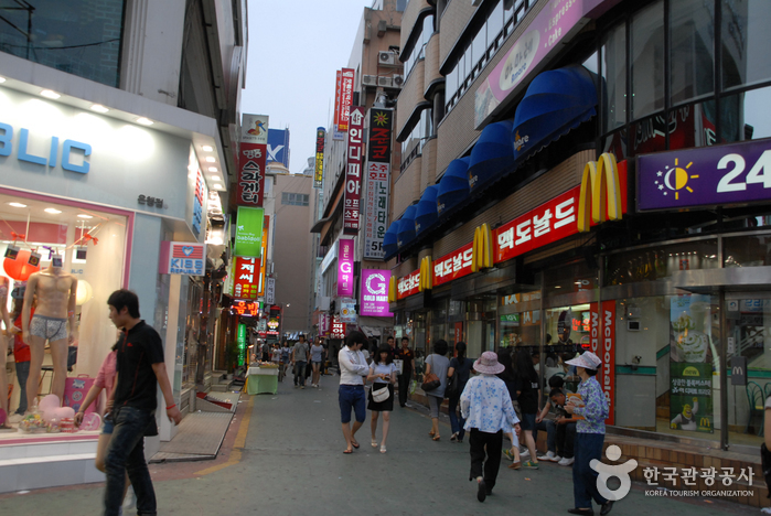 Eunhaeng-dong Euneungjeongi Culture Street (은행동 으능정이 문화의거리)
