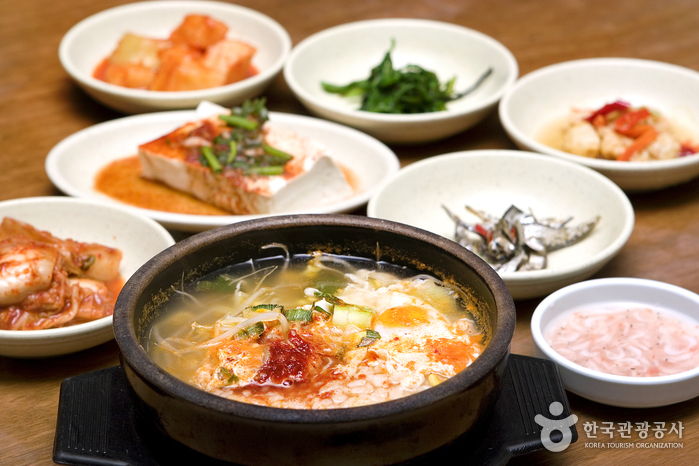 Bonga Kongnamul Haejangguk (본가콩나물해장국) Bonga Kongnamul Haejangguk (본가콩나물해장국)