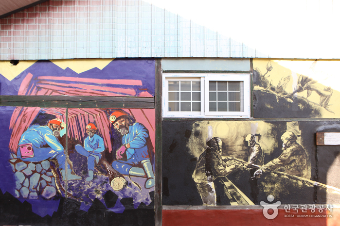 Деревня с настенными рисунками в районе Санчжан-дон города Тхэбек (태백 상장동 벽화마을) Деревня с настенными рисунками в районе Санчжан-дон города Тхэбек (태백 상장동 벽화마을)