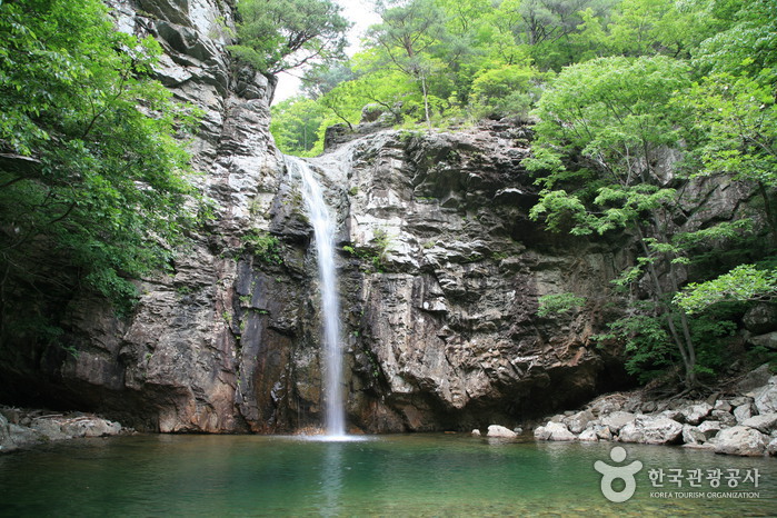 Водопад Пхарэсо (파래소폭포)