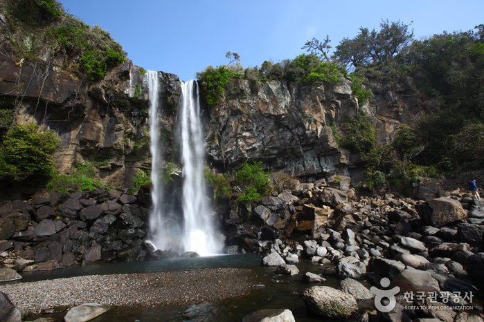 Cascadas Jeongbang (정방폭포)