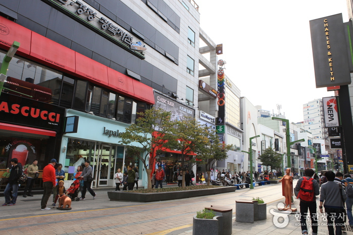 Calle de Cultura y Moda de Gwangbok-ro (광복로문화패션거리)