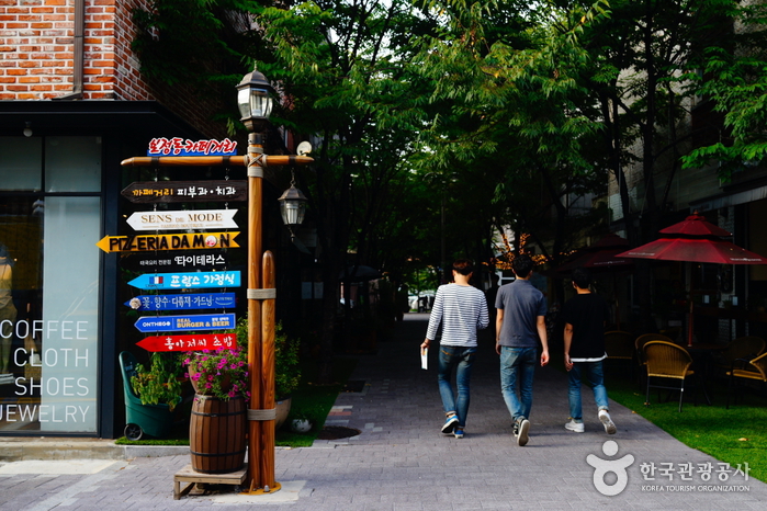 Calle de los Cafés de Bojeong-dong (보정동 카페거리) Calle de los Cafés de Bojeong-dong (보정동 카페거리)